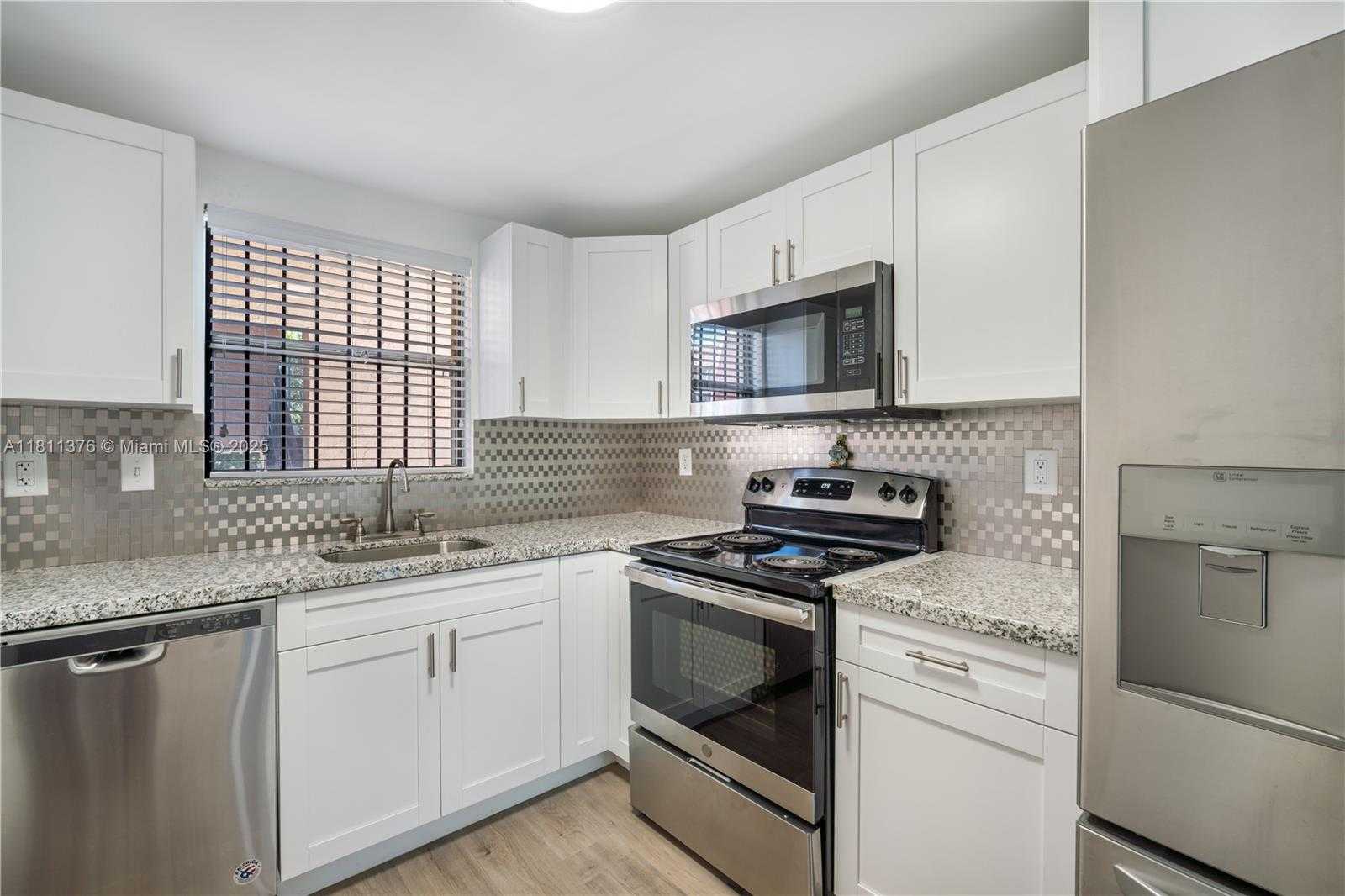 Small Image of 13707 KENDALE LAKES CIR #311, Miami Number 16