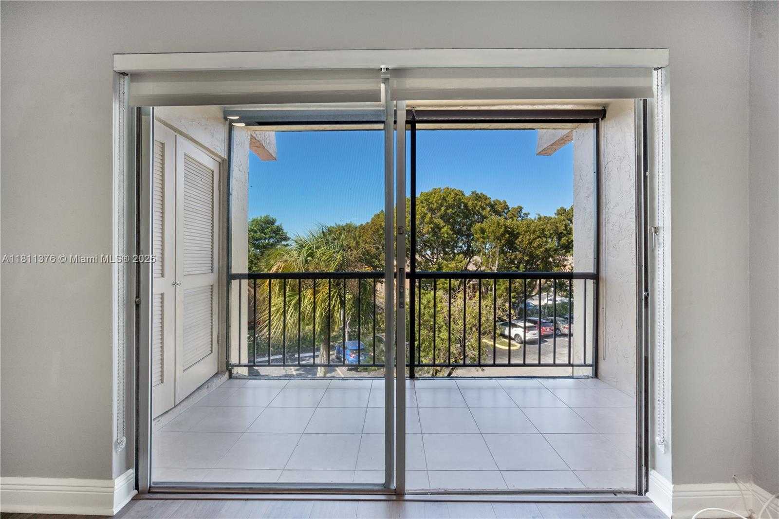 Small Image of 13707 KENDALE LAKES CIR #311, Miami Number 17