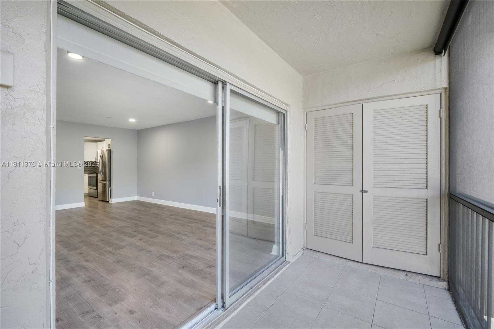 Small Image of 13707 KENDALE LAKES CIR #311, Miami Number 18