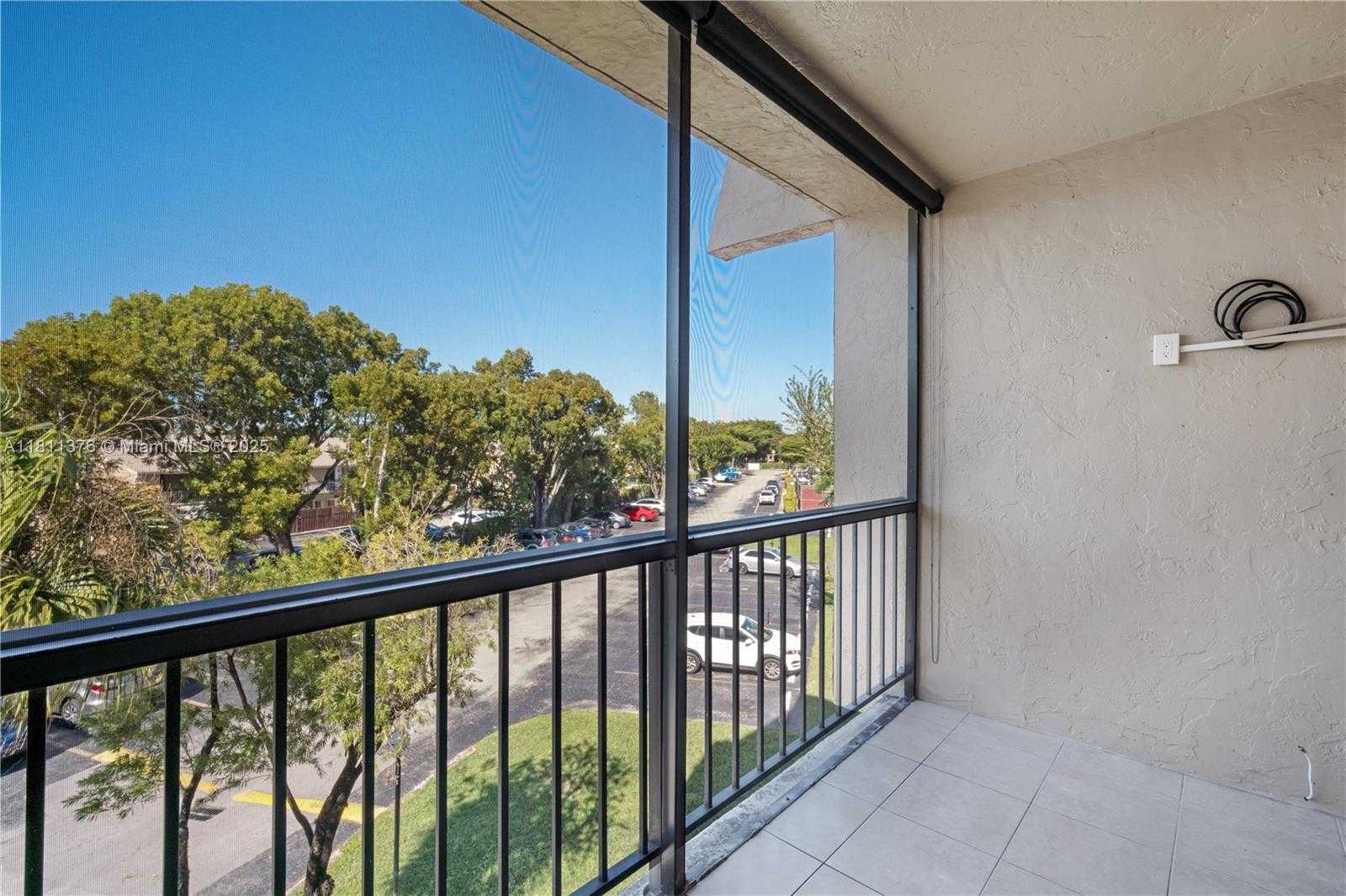 Small Image of 13707 KENDALE LAKES CIR #311, Miami Number 19