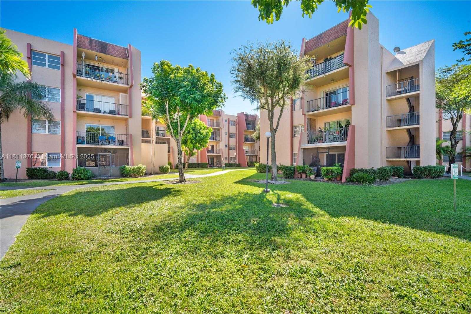 Small Image of 13707 KENDALE LAKES CIR #311, Miami Number 2