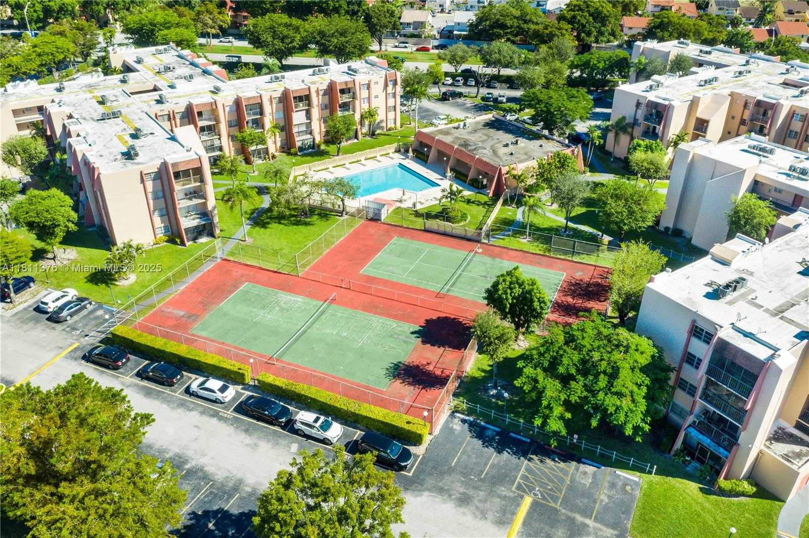 Small Image of 13707 KENDALE LAKES CIR #311, Miami Number 20