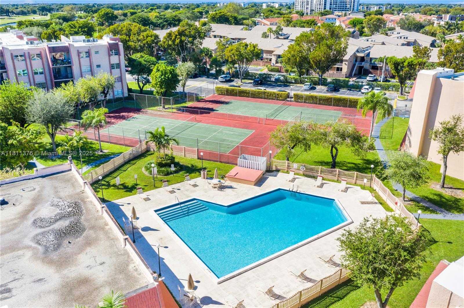 Small Image of 13707 KENDALE LAKES CIR #311, Miami Number 21