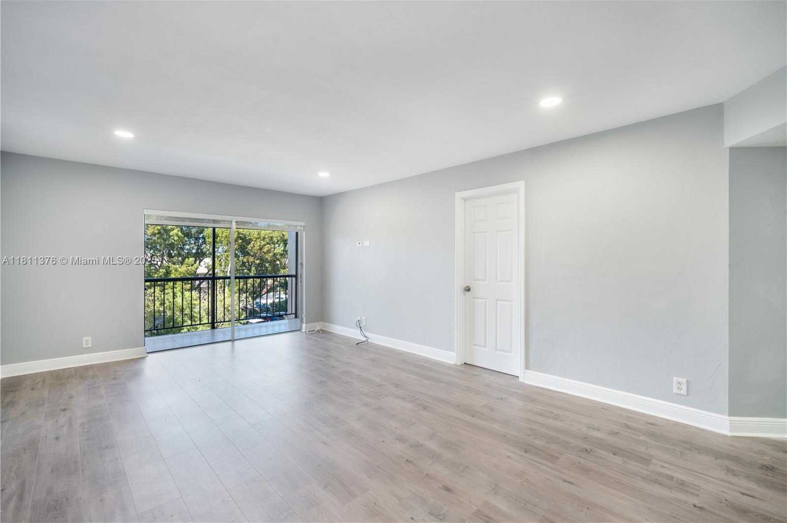Small Image of 13707 KENDALE LAKES CIR #311, Miami Number 5