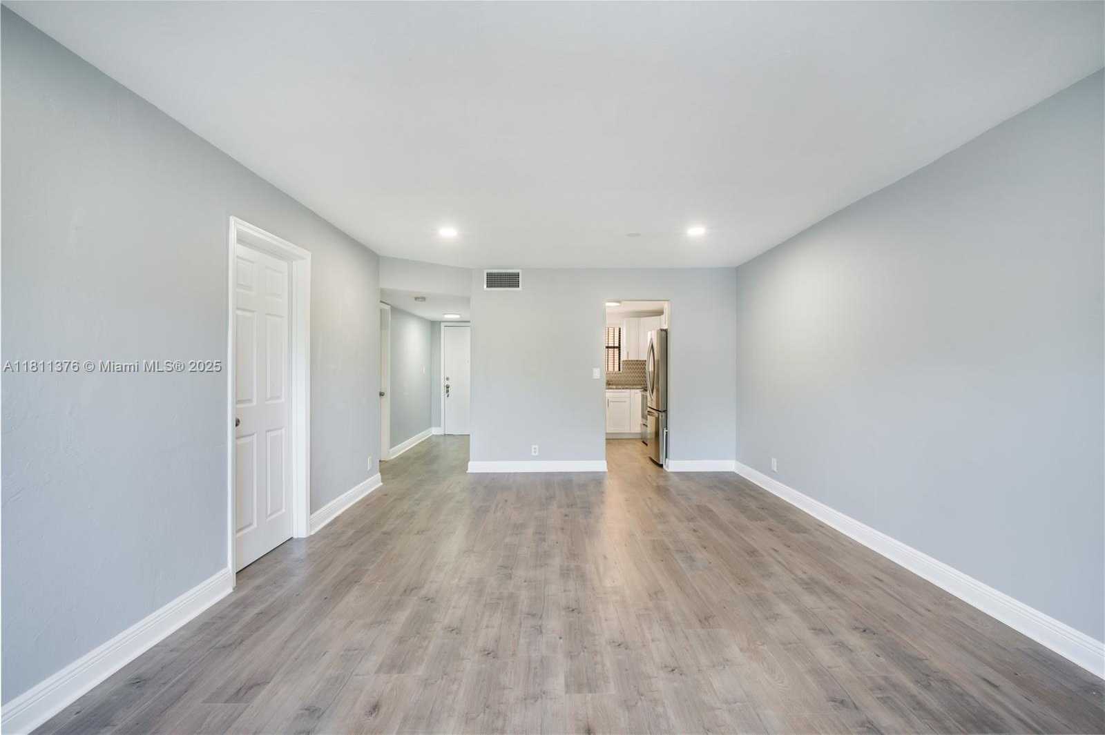 Small Image of 13707 KENDALE LAKES CIR #311, Miami Number 6