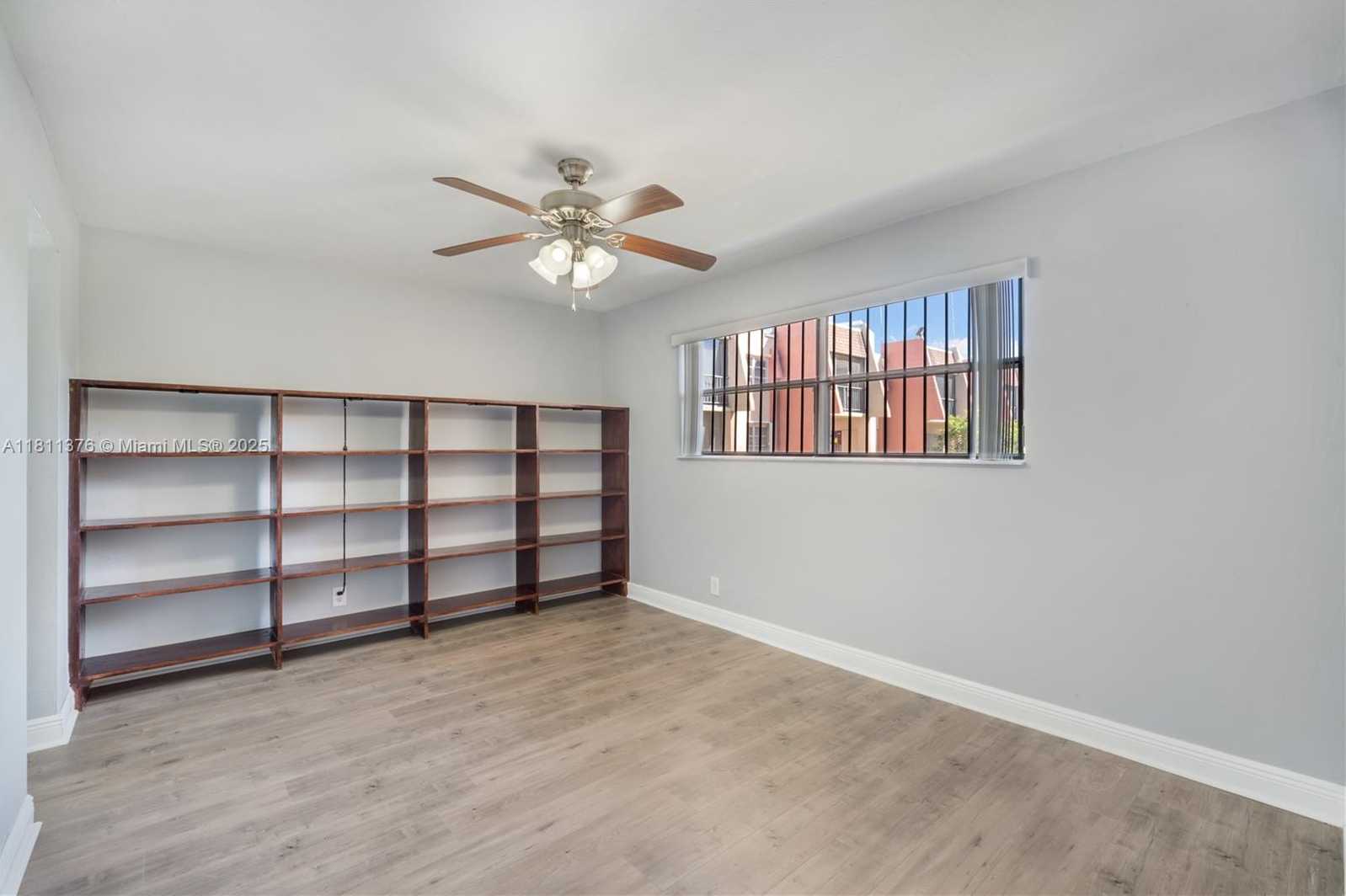Small Image of 13707 KENDALE LAKES CIR #311, Miami Number 7