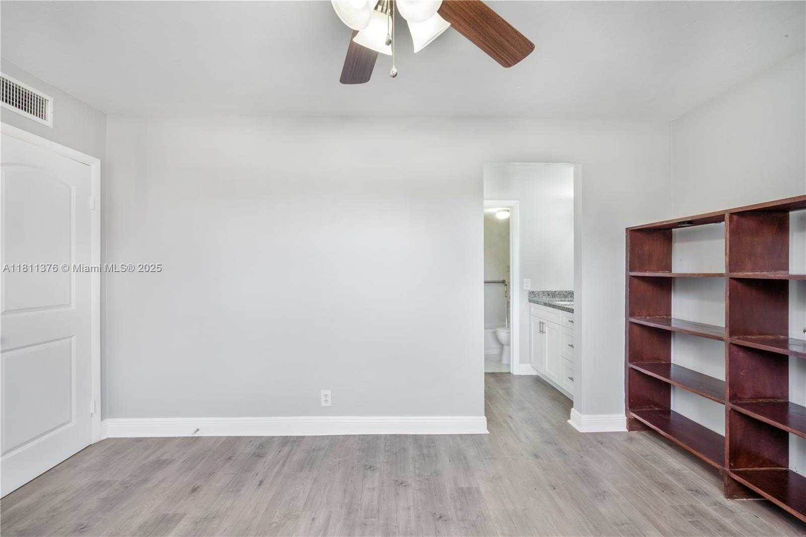 Small Image of 13707 KENDALE LAKES CIR #311, Miami Number 8