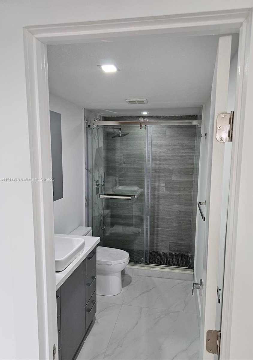 Small Image of 500 BAYVIEW DR #1723, Sunny Isles Beach Number 12