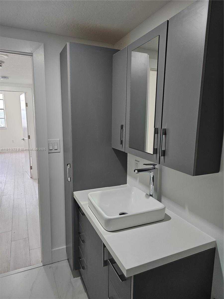 Small Image of 500 BAYVIEW DR #1723, Sunny Isles Beach Number 13