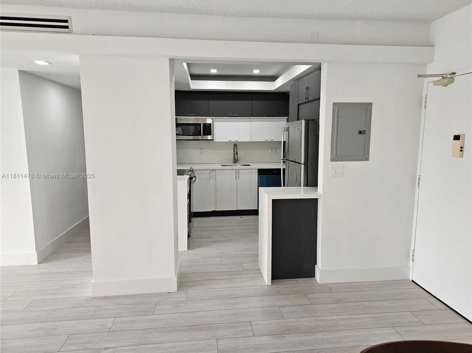 Small Image of 500 BAYVIEW DR #1723, Sunny Isles Beach Number 4