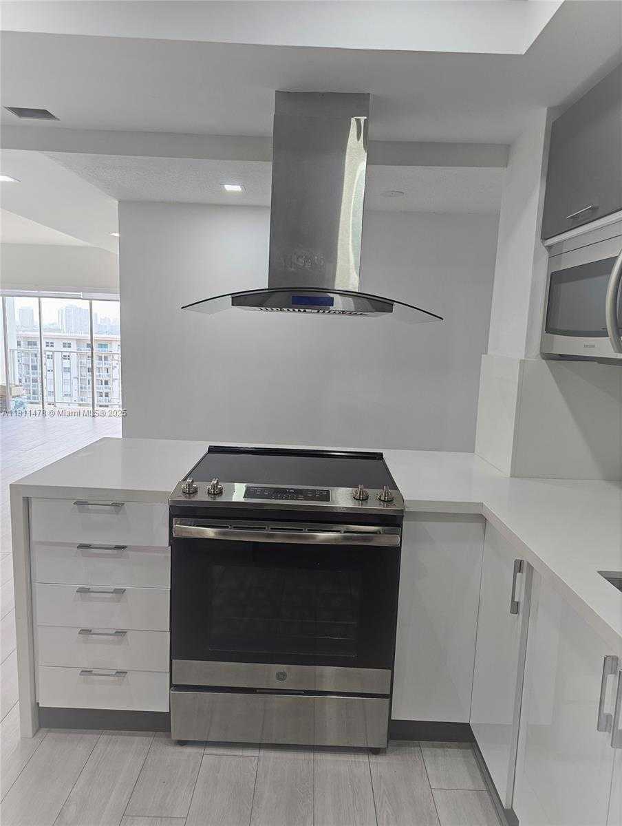 Small Image of 500 BAYVIEW DR #1723, Sunny Isles Beach Number 6