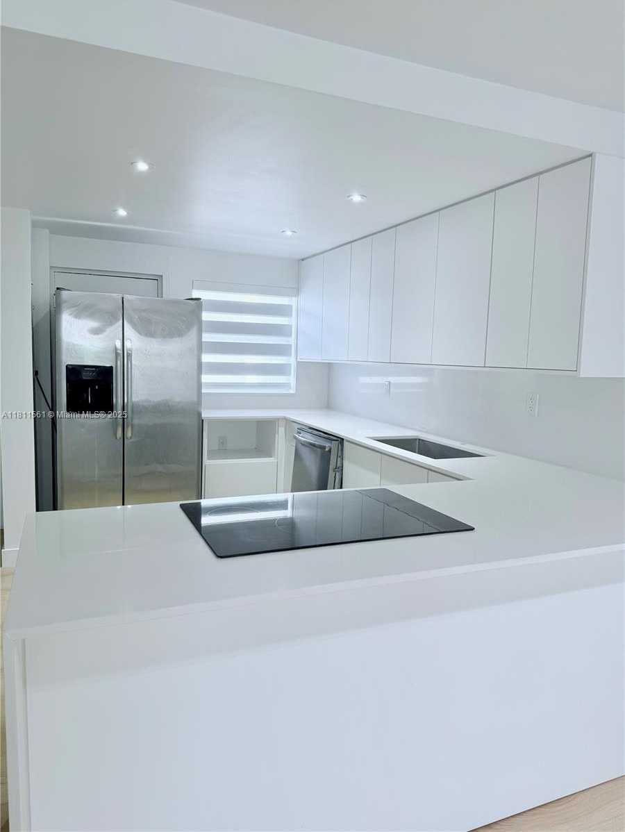 Small Image of 1331 LINCOLN RD #502, Miami Beach Number 2