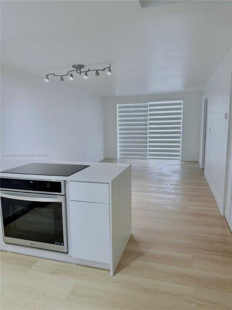 Small Image of 1331 LINCOLN RD #502, Miami Beach Number 6