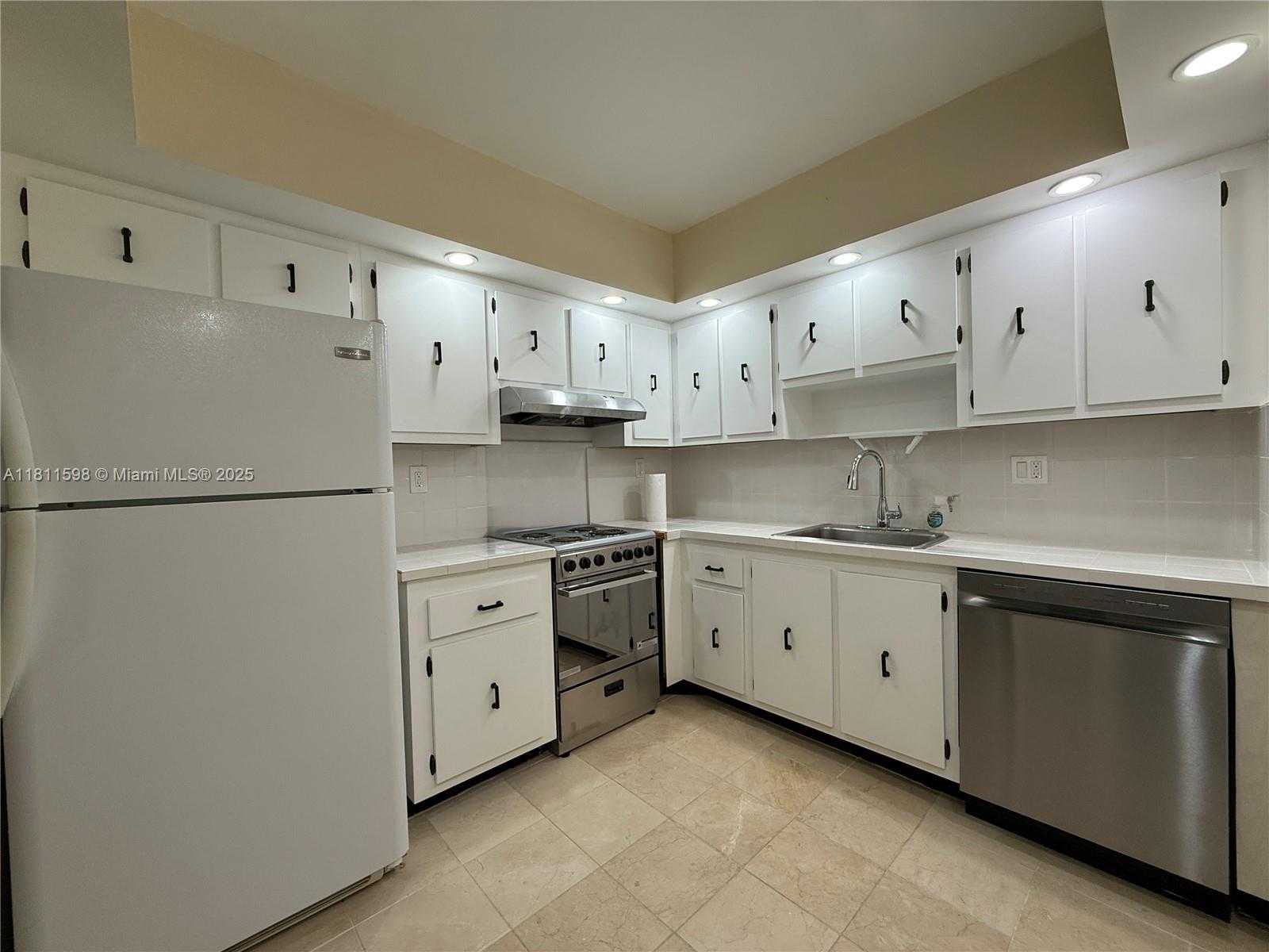 Small Image of 600 THREE ISLANDS BLVD #101, Hallandale Beach Number 3