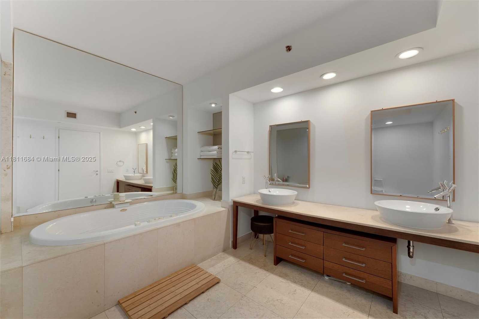 Small Image of 450 ALTON RD #1510, Miami Beach Number 12