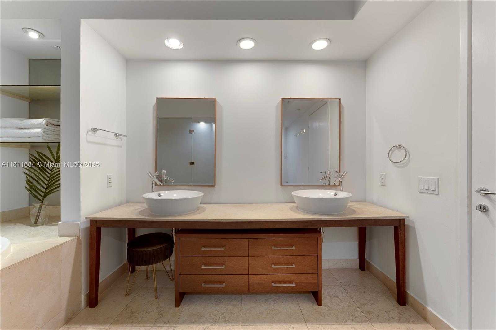 Small Image of 450 ALTON RD #1510, Miami Beach Number 13