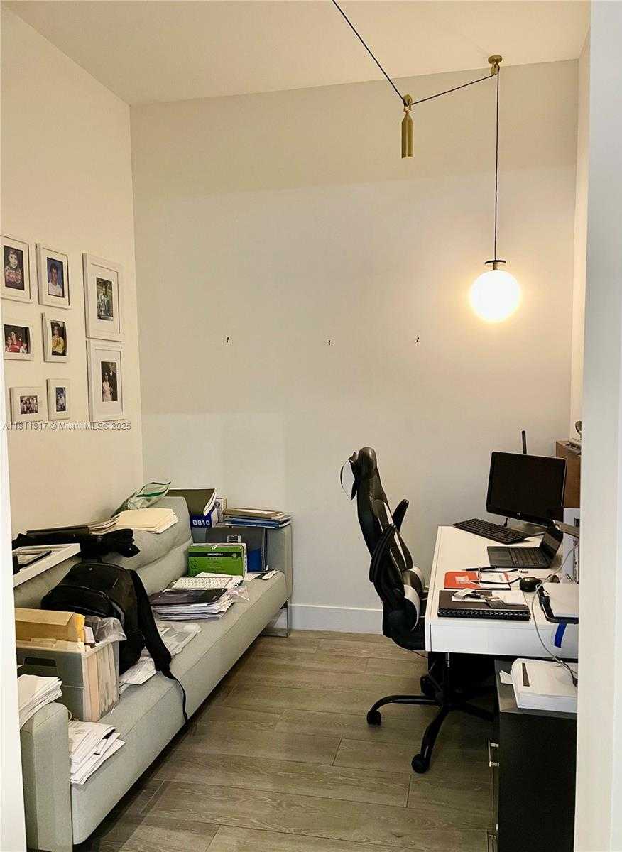 Small Image of Aventura Number 17