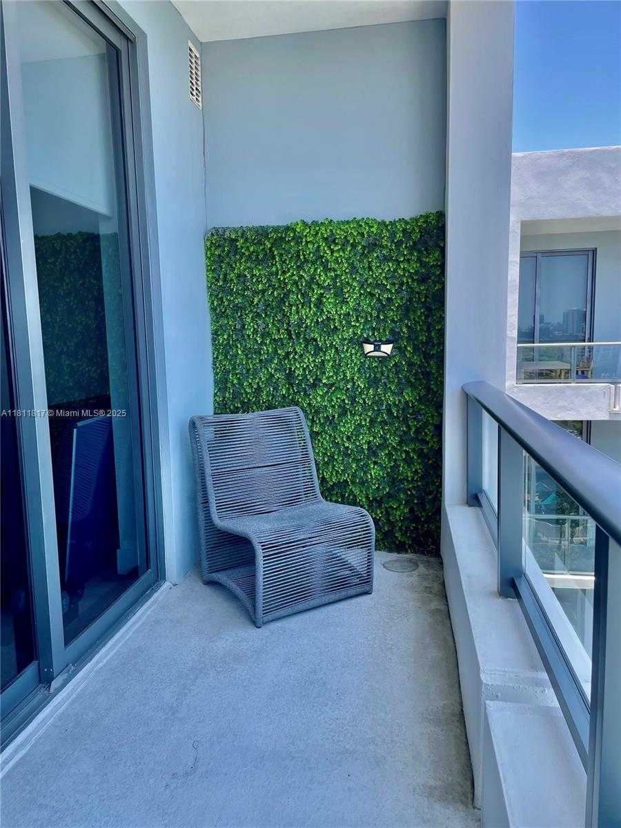 Small Image of Aventura Number 25