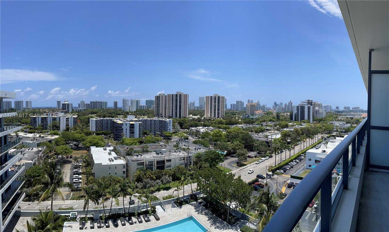 Small Image of Aventura Number 32