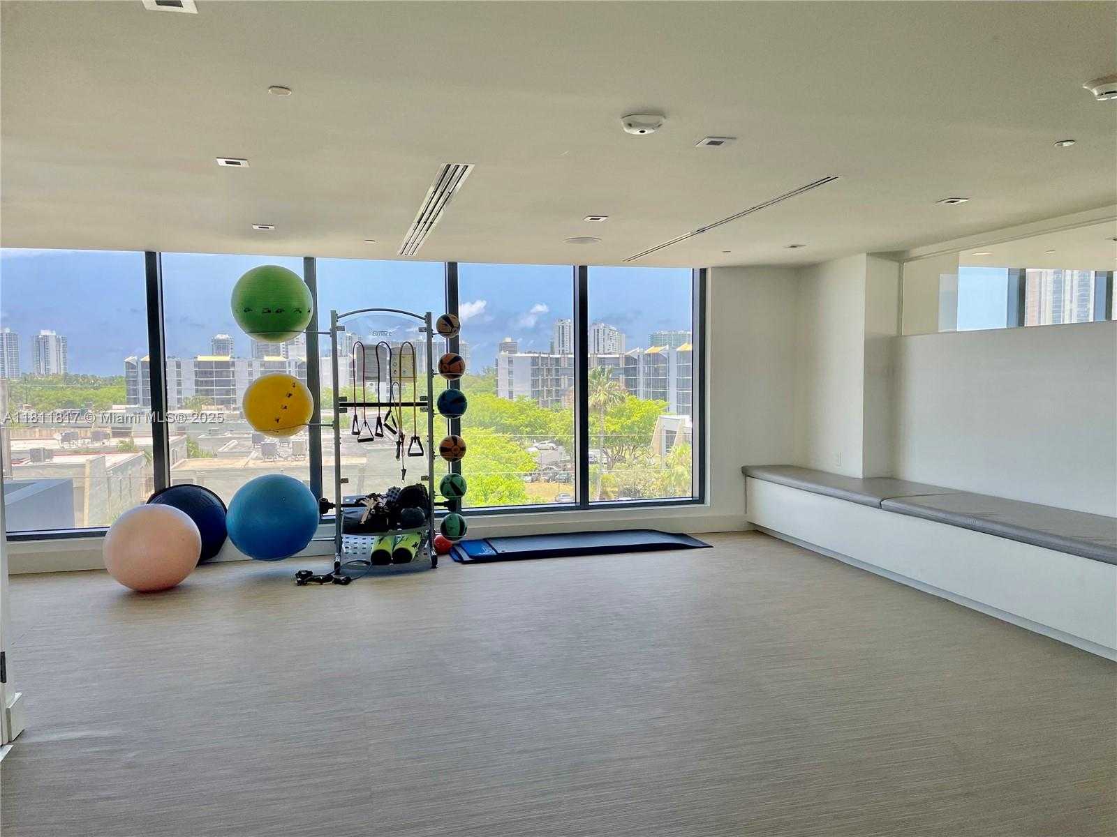 Small Image of Aventura Number 43