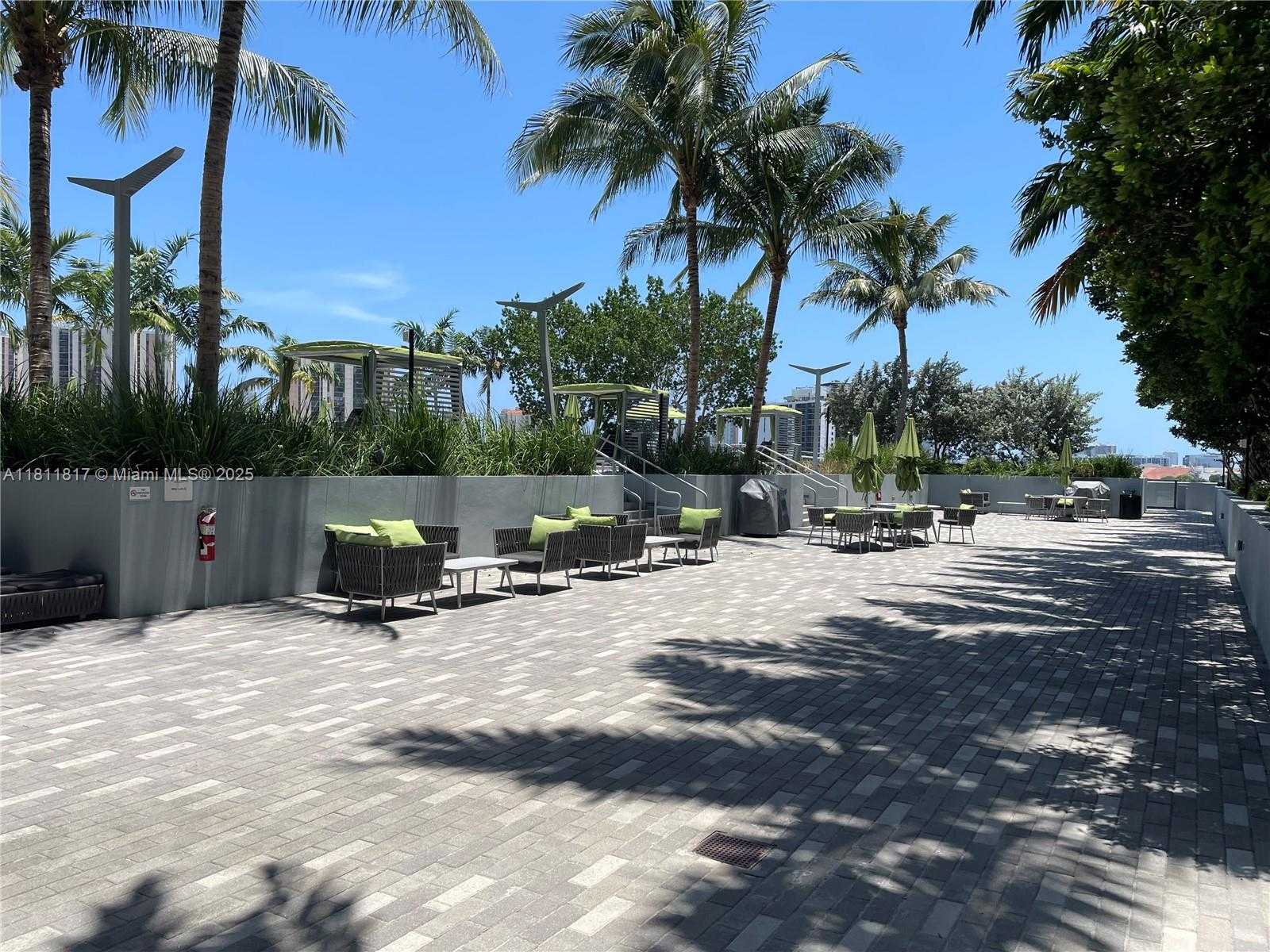 Small Image of Aventura Number 44