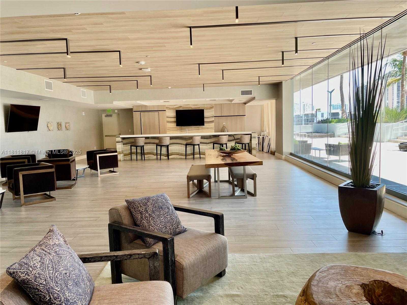 Small Image of Aventura Number 45