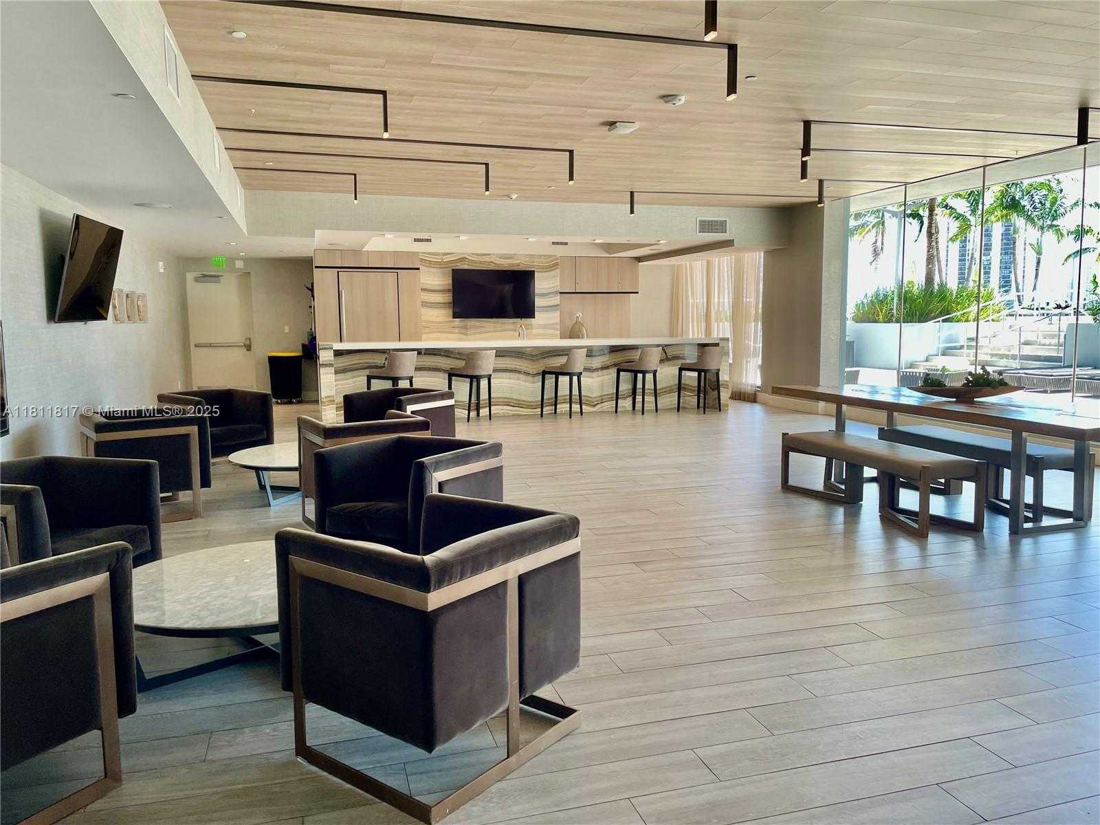 Small Image of Aventura Number 46