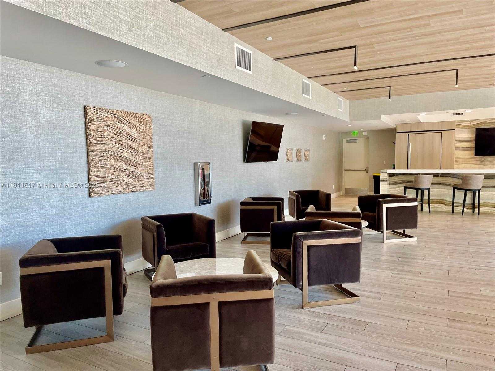 Small Image of Aventura Number 47
