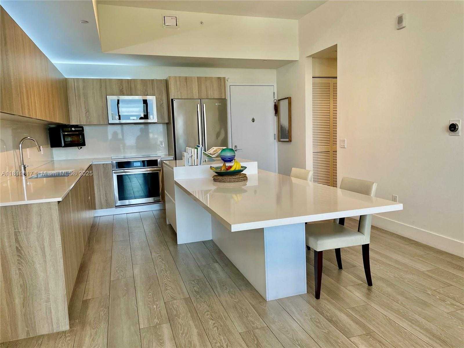Small Image of Aventura Number 6