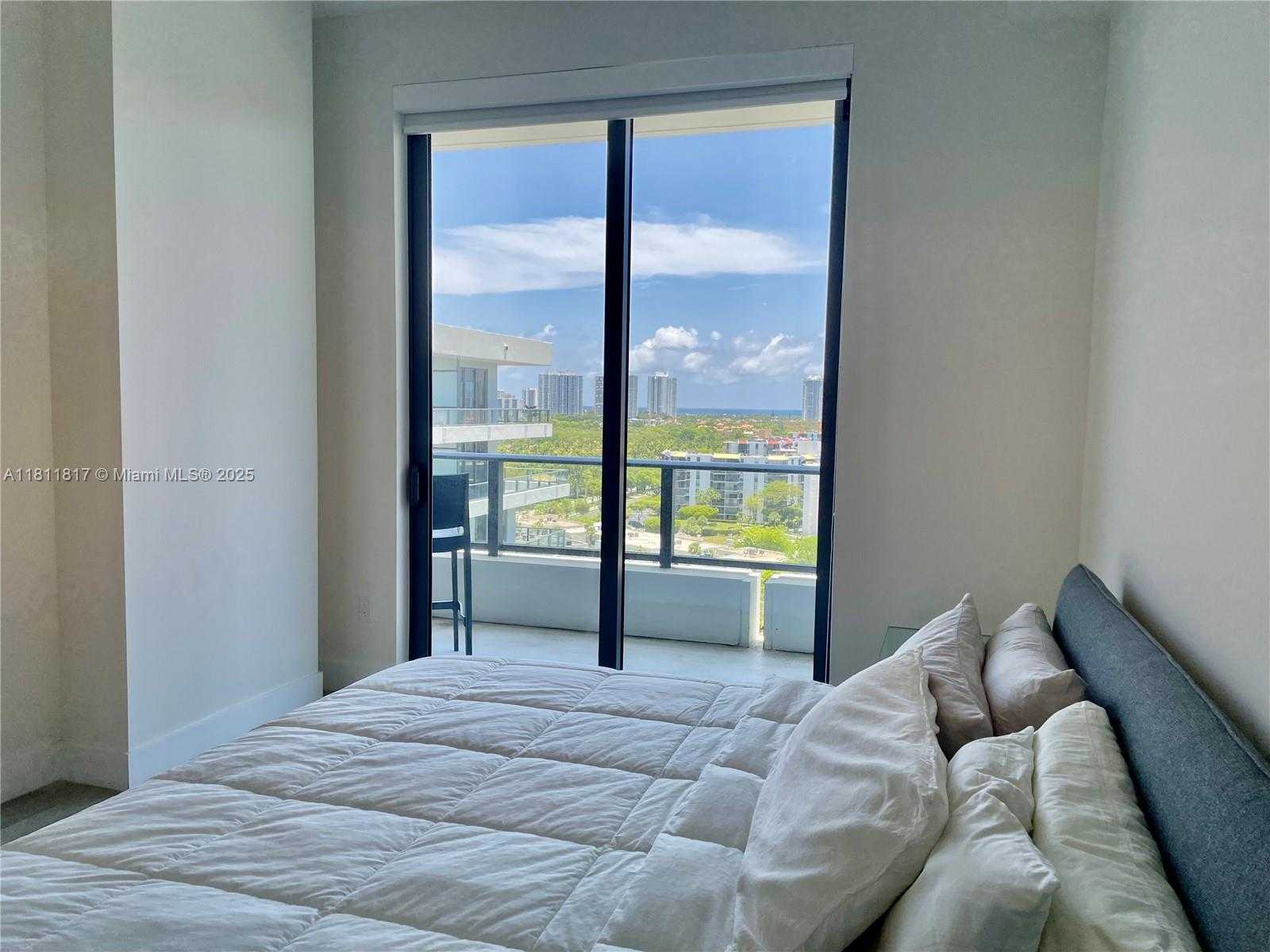 Small Image of Aventura Number 8
