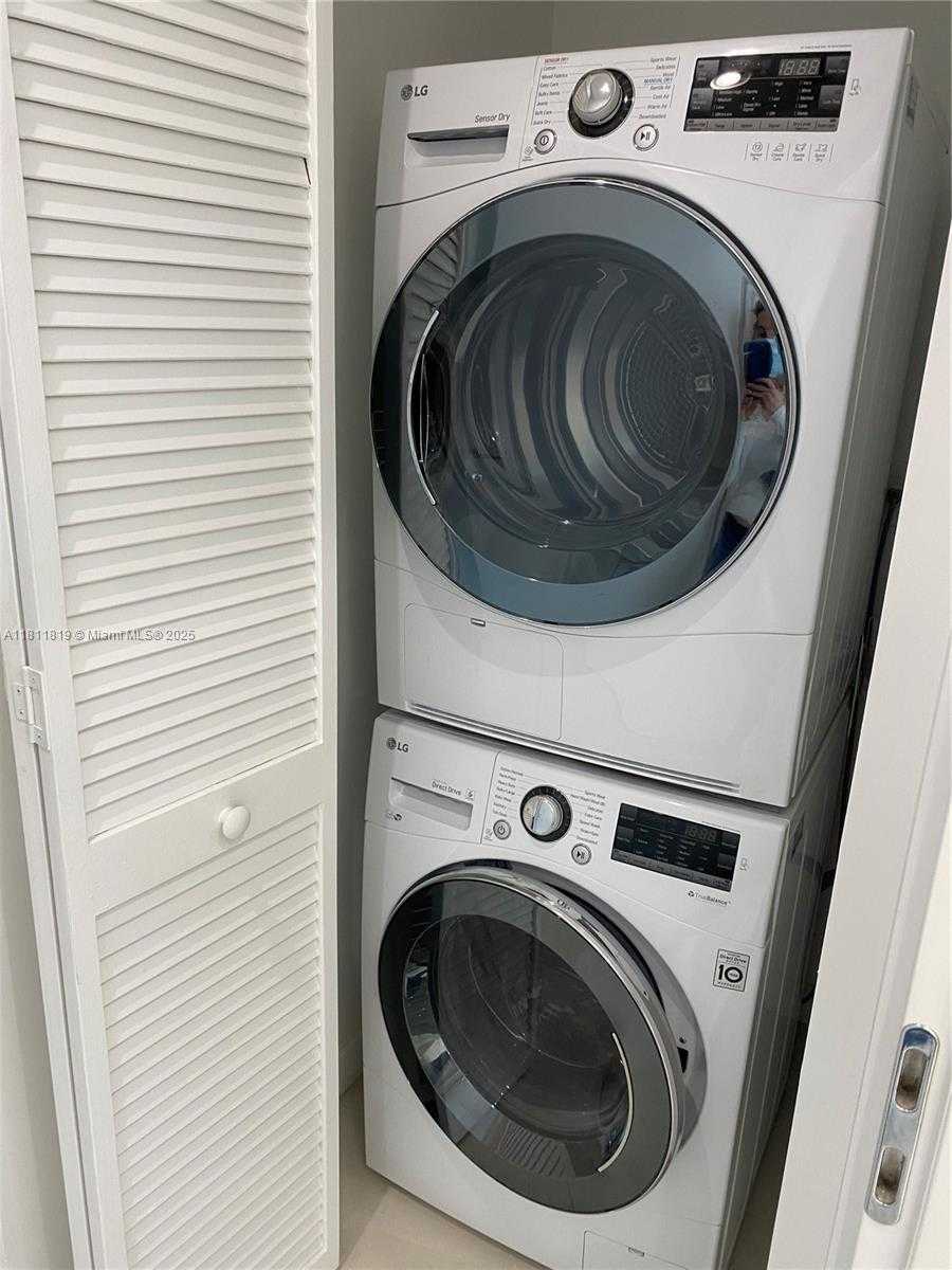 Small Image of 300 SOUTH BISCAYNE BLVD #PH-3905, Miami Number 12