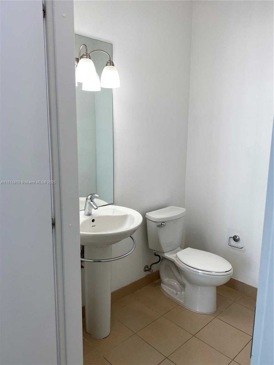 Small Image of 300 SOUTH BISCAYNE BLVD #PH-3905, Miami Number 7