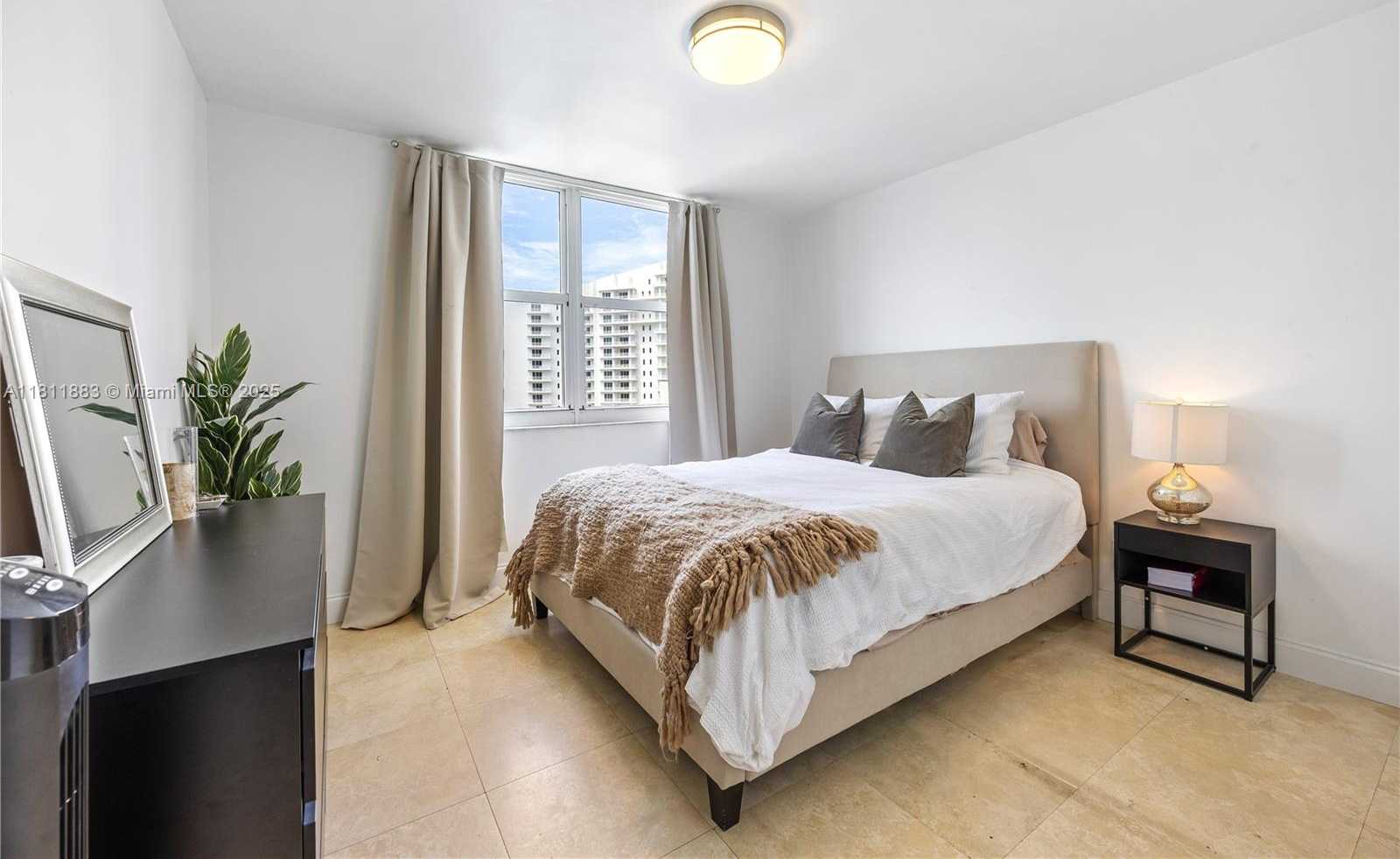 Small Image of 770 CLAUGHTON ISLAND DR #1008, Miami Number 6