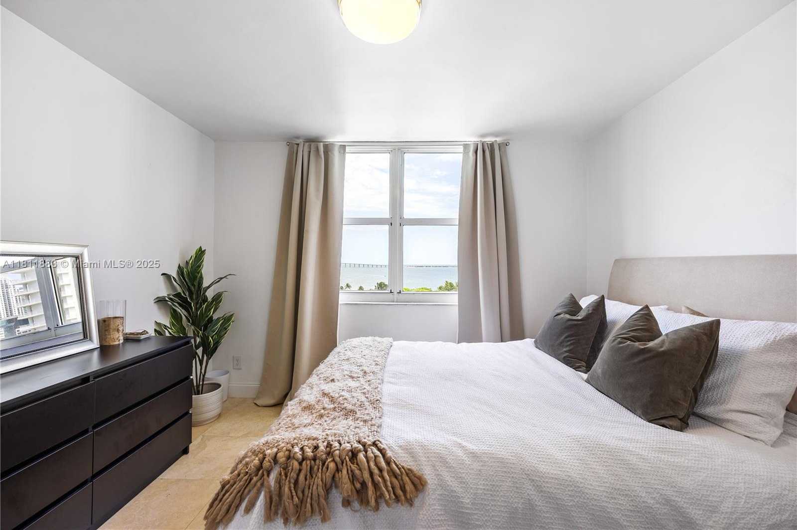 Small Image of 770 CLAUGHTON ISLAND DR #1008, Miami Number 7