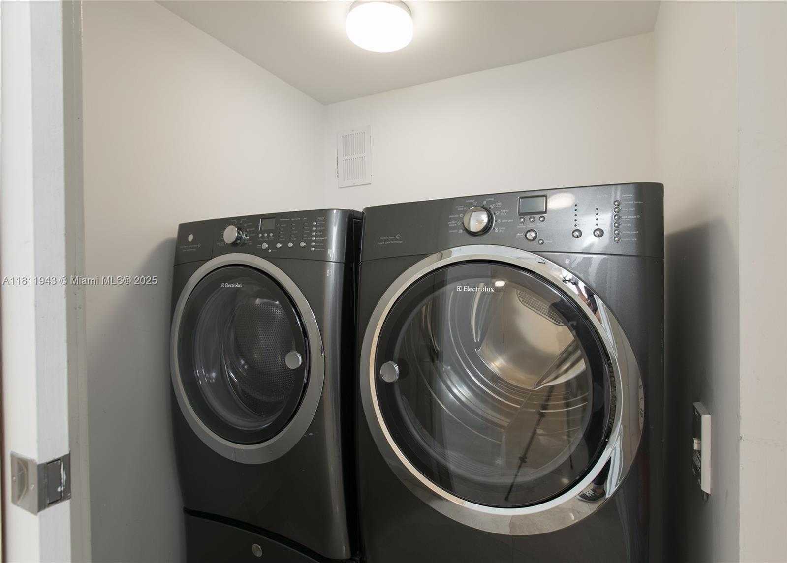 Small Image of 400 SOUTH POINTE DR #606, Miami Beach Number 11