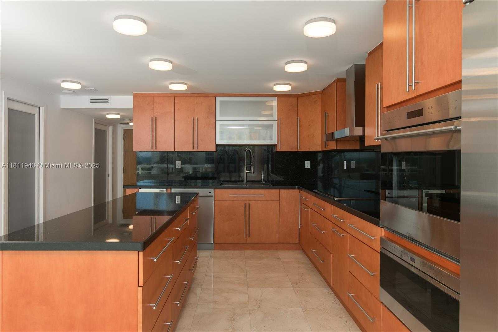Small Image of 400 SOUTH POINTE DR #606, Miami Beach Number 3