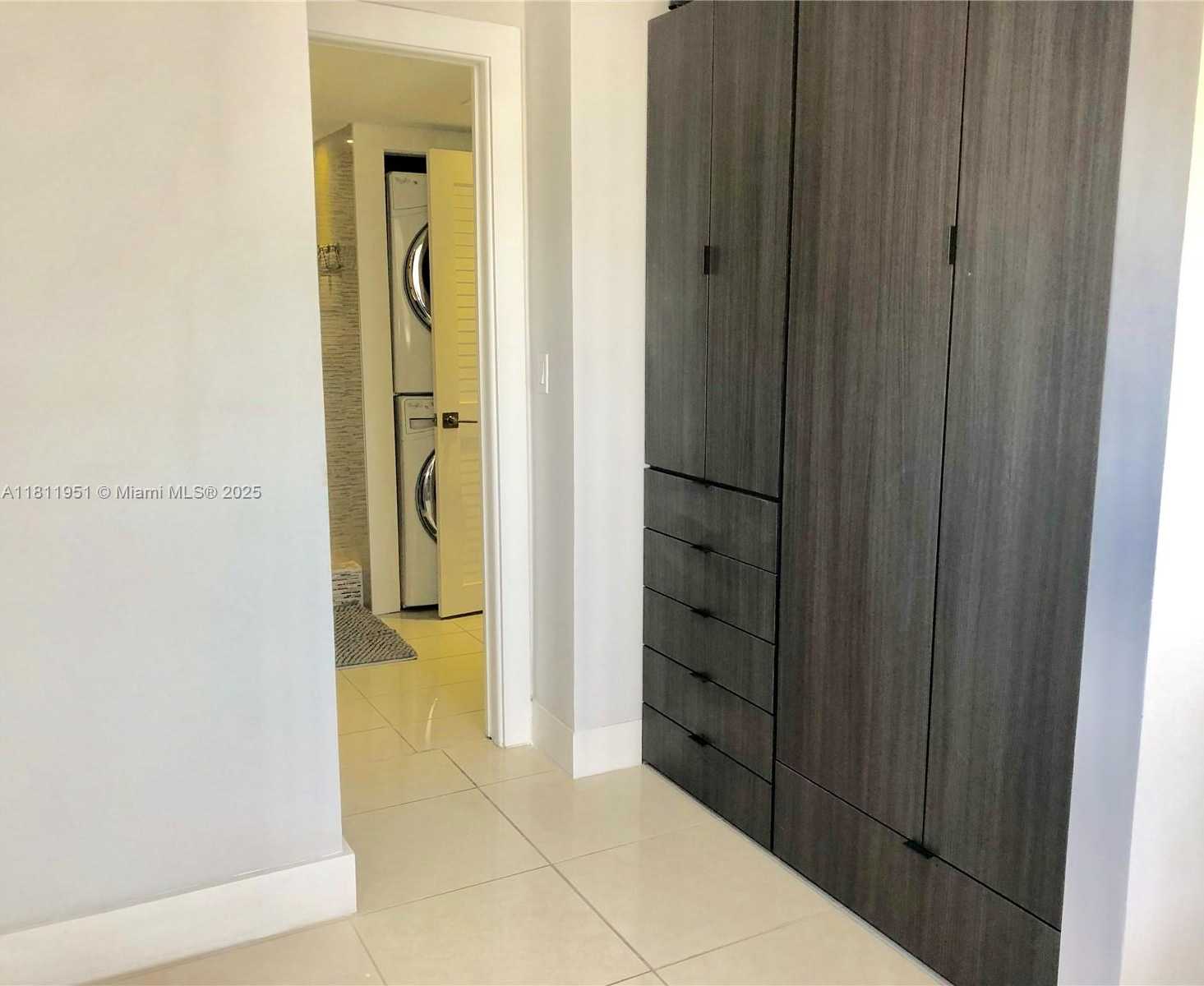 Small Image of 401 OCEAN DR #1001, Miami Beach Number 13