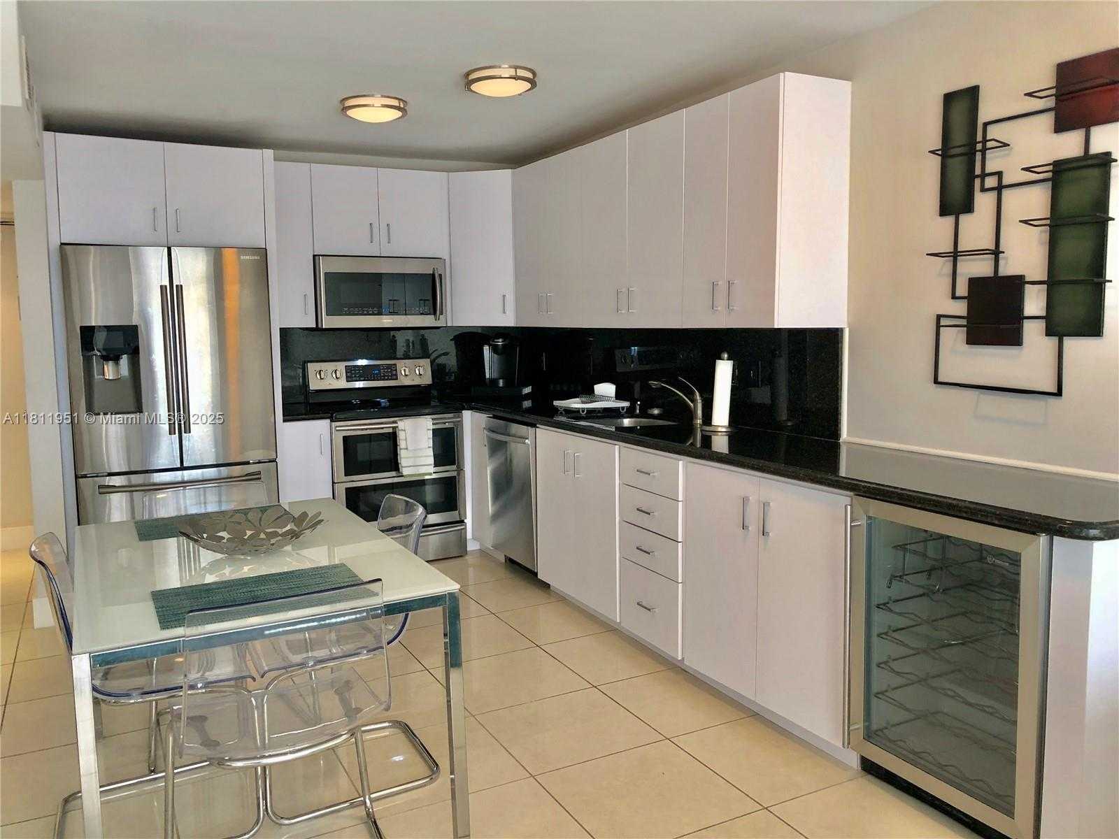 Small Image of 401 OCEAN DR #1001, Miami Beach Number 3