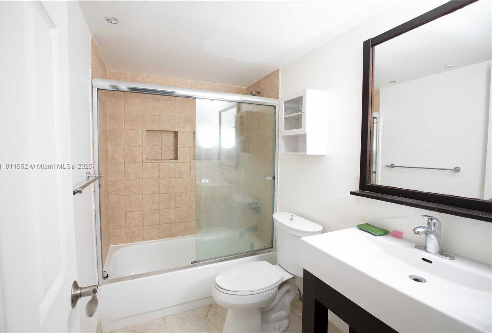 Small Image of 770 CLAUGHTON ISLAND DR #401, Miami Number 14