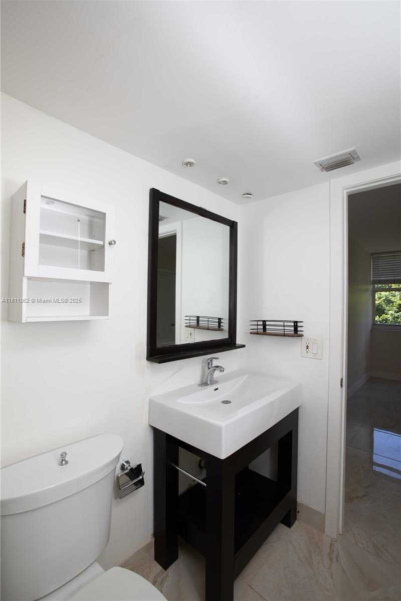 Small Image of 770 CLAUGHTON ISLAND DR #401, Miami Number 15