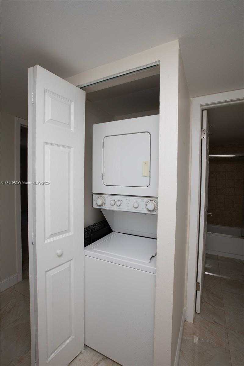 Small Image of 770 CLAUGHTON ISLAND DR #401, Miami Number 17