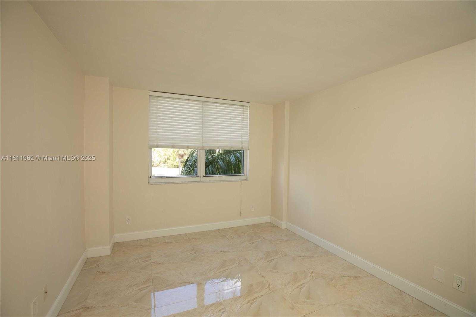 Small Image of 770 CLAUGHTON ISLAND DR #401, Miami Number 18