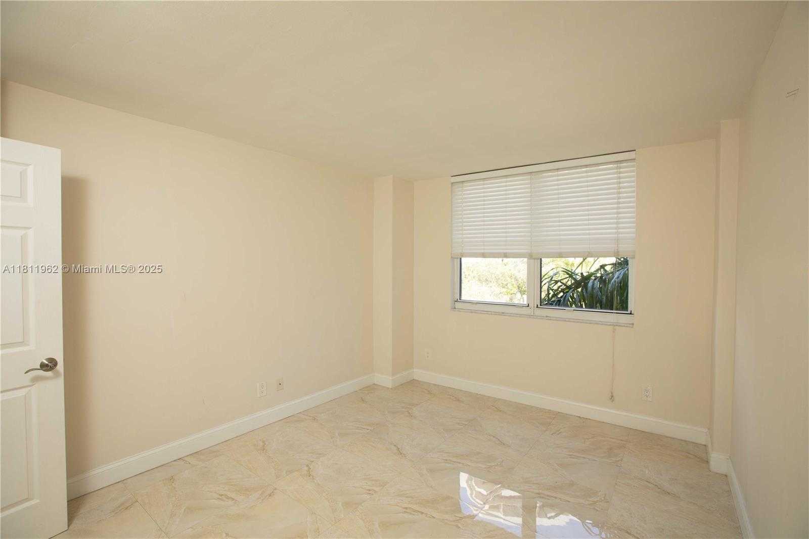 Small Image of 770 CLAUGHTON ISLAND DR #401, Miami Number 19