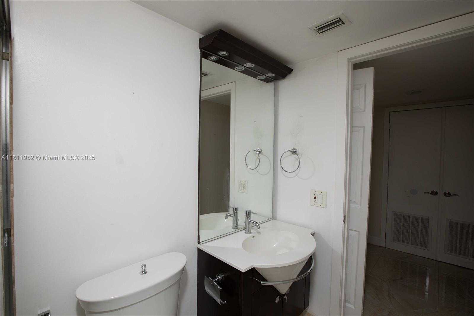 Small Image of 770 CLAUGHTON ISLAND DR #401, Miami Number 22