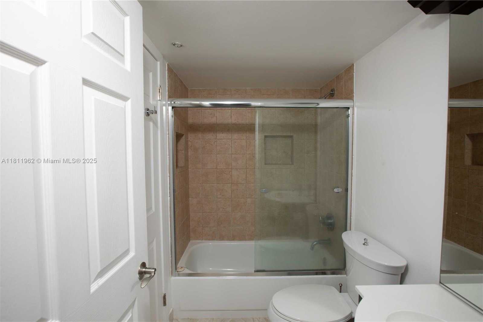 Small Image of 770 CLAUGHTON ISLAND DR #401, Miami Number 23