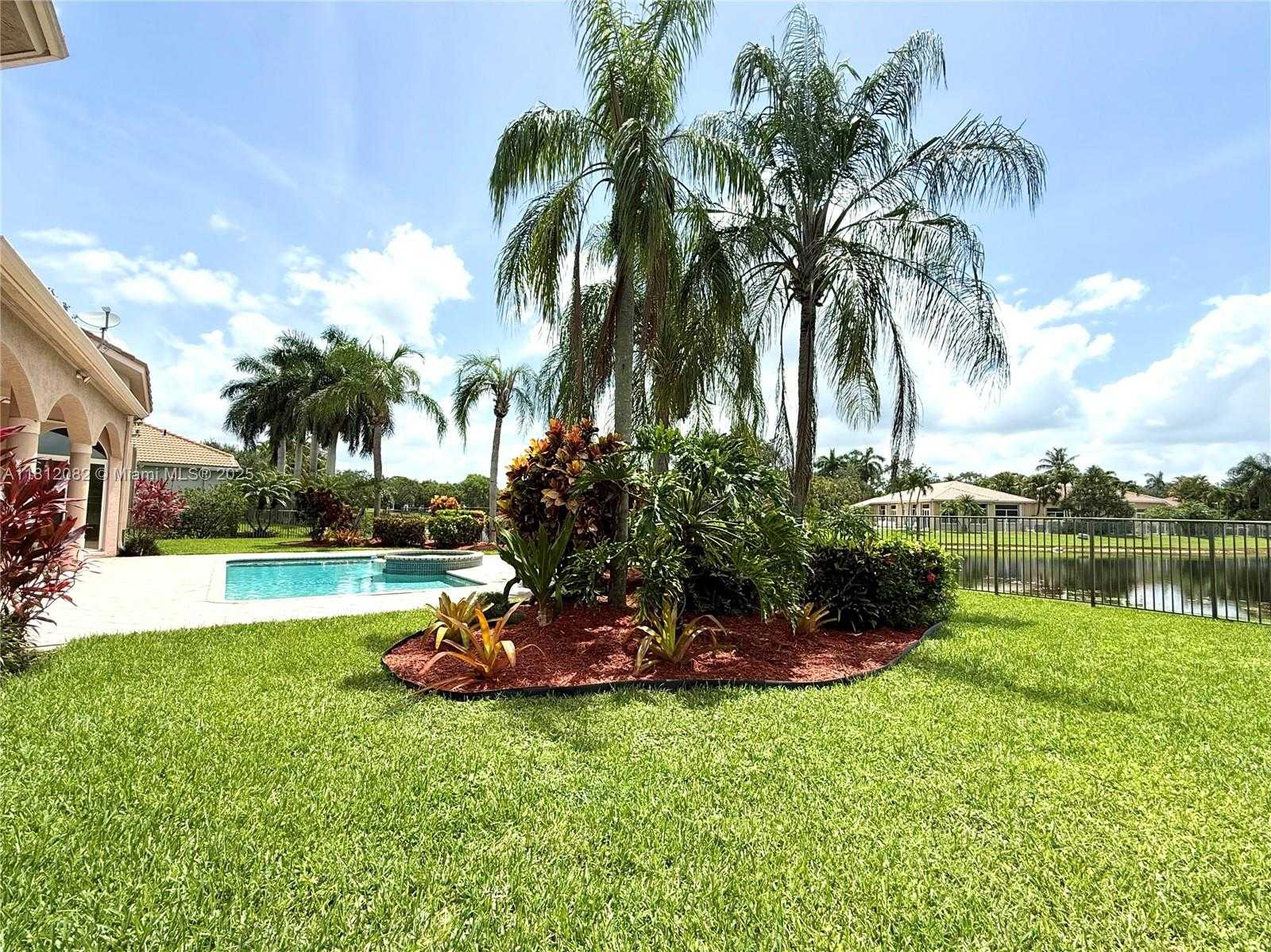 Small Image of 2547 MONTCLAIRE CIR #2547, Weston Number 23
