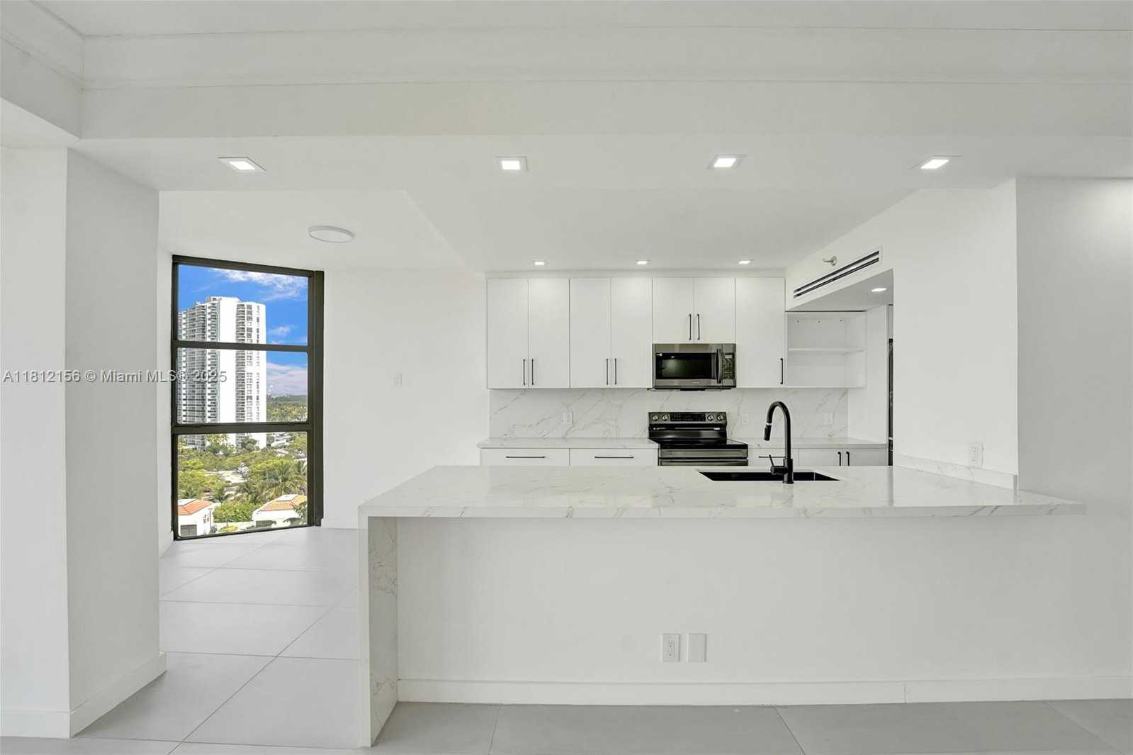 Small Image of 20281 EAST COUNTRY CLUB DR #811, Aventura Number 11