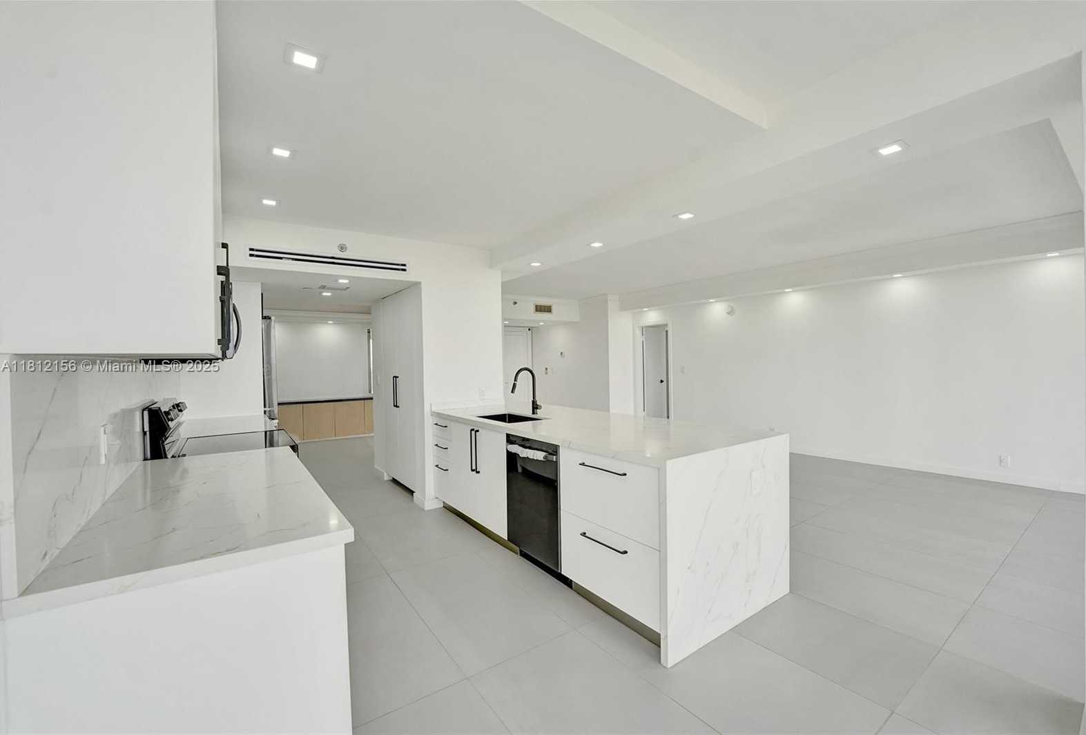 Small Image of 20281 EAST COUNTRY CLUB DR #811, Aventura Number 16