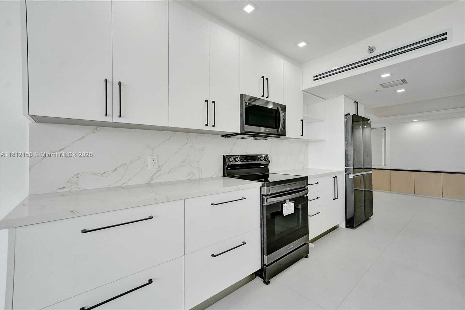 Small Image of 20281 EAST COUNTRY CLUB DR #811, Aventura Number 20