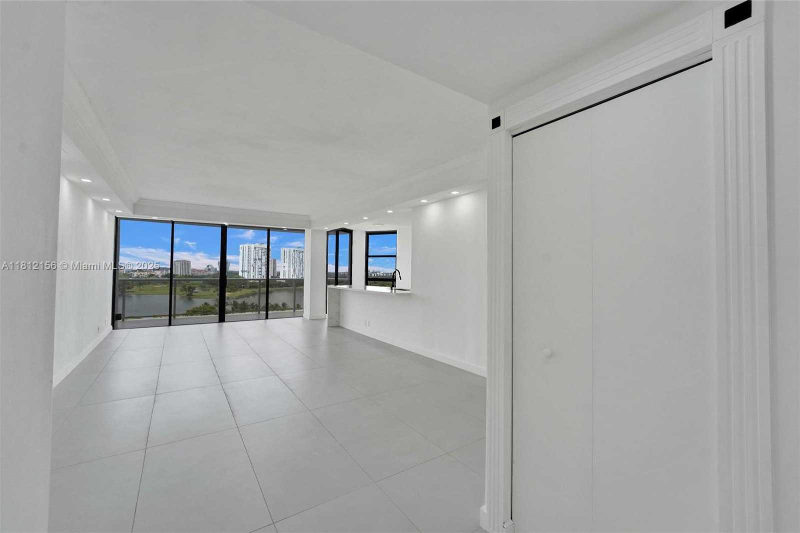 Small Image of 20281 EAST COUNTRY CLUB DR #811, Aventura Number 3